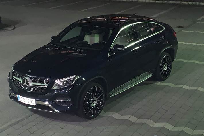 Blå Mercedes GLE fra 2016