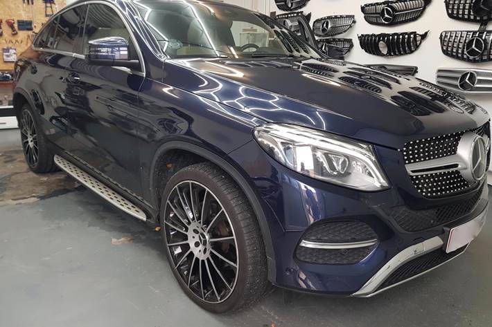 Blå Mercedes GLE fra 2016