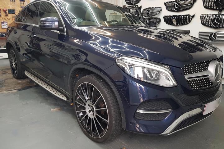 Blå Mercedes GLE fra 2016