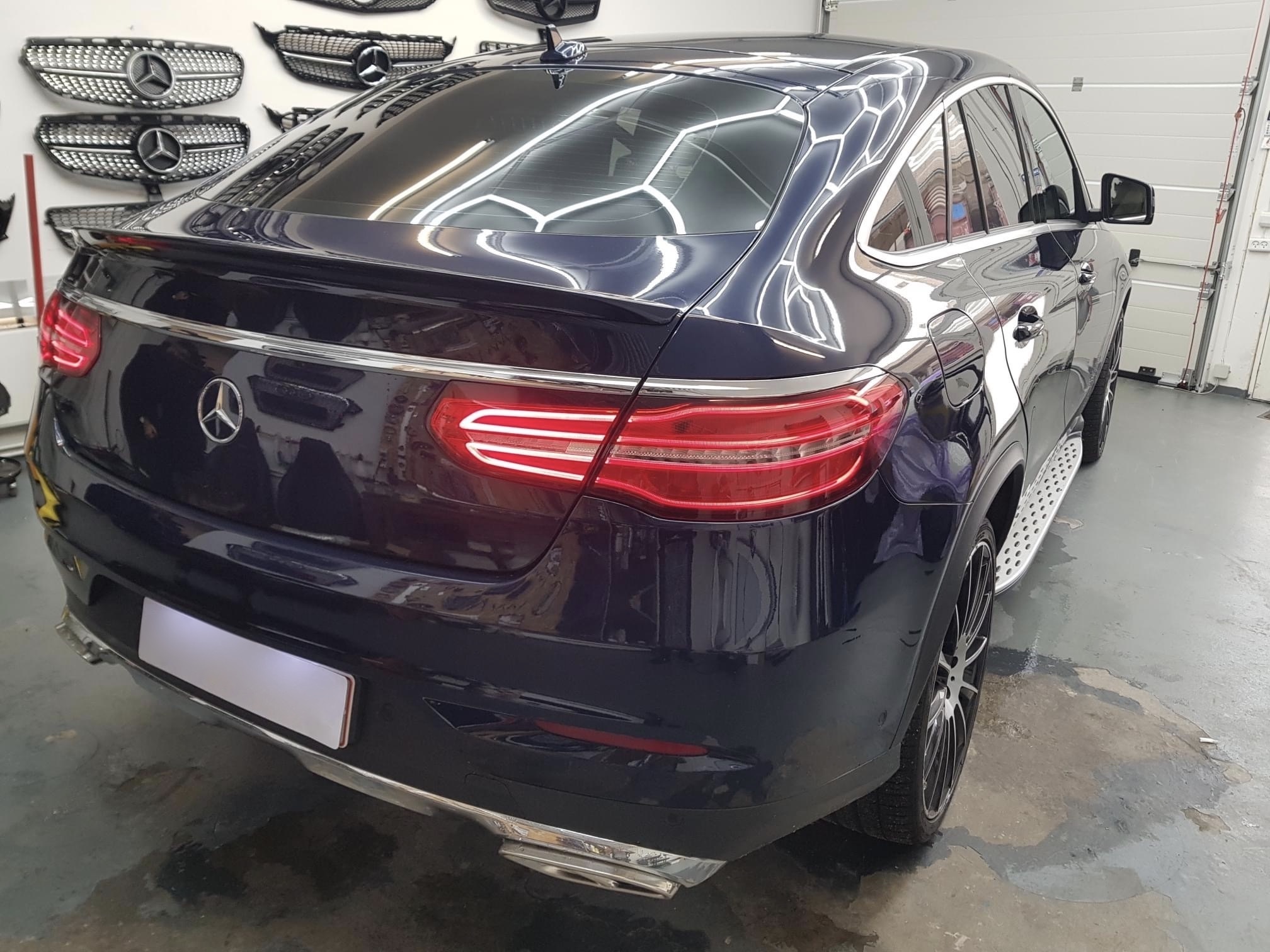 Blå Mercedes GLE fra 2016