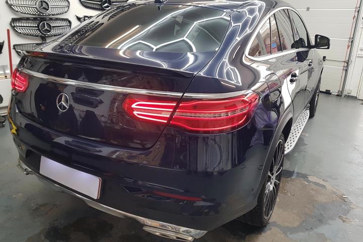 Blå Mercedes GLE fra 2016