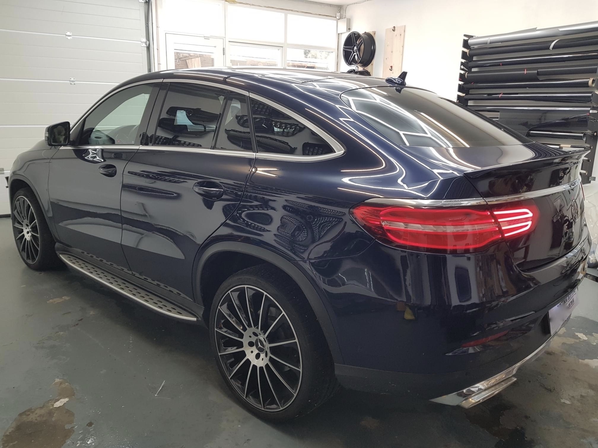 Blå Mercedes GLE fra 2016