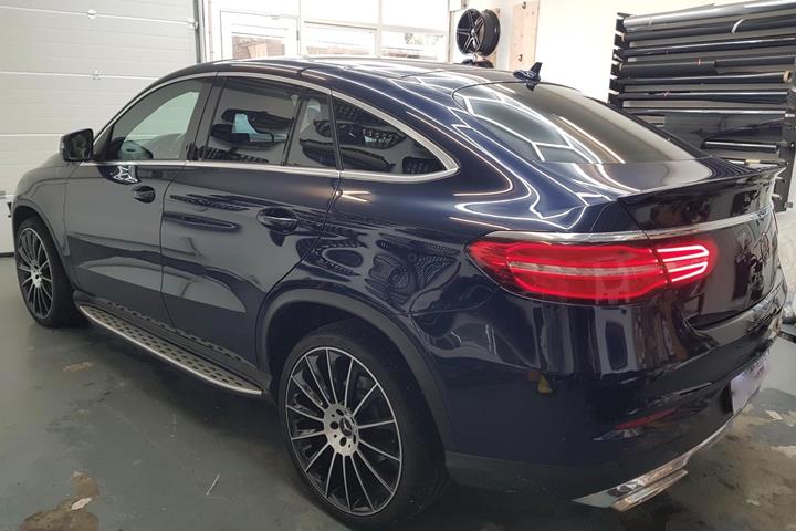 Blå Mercedes GLE fra 2016