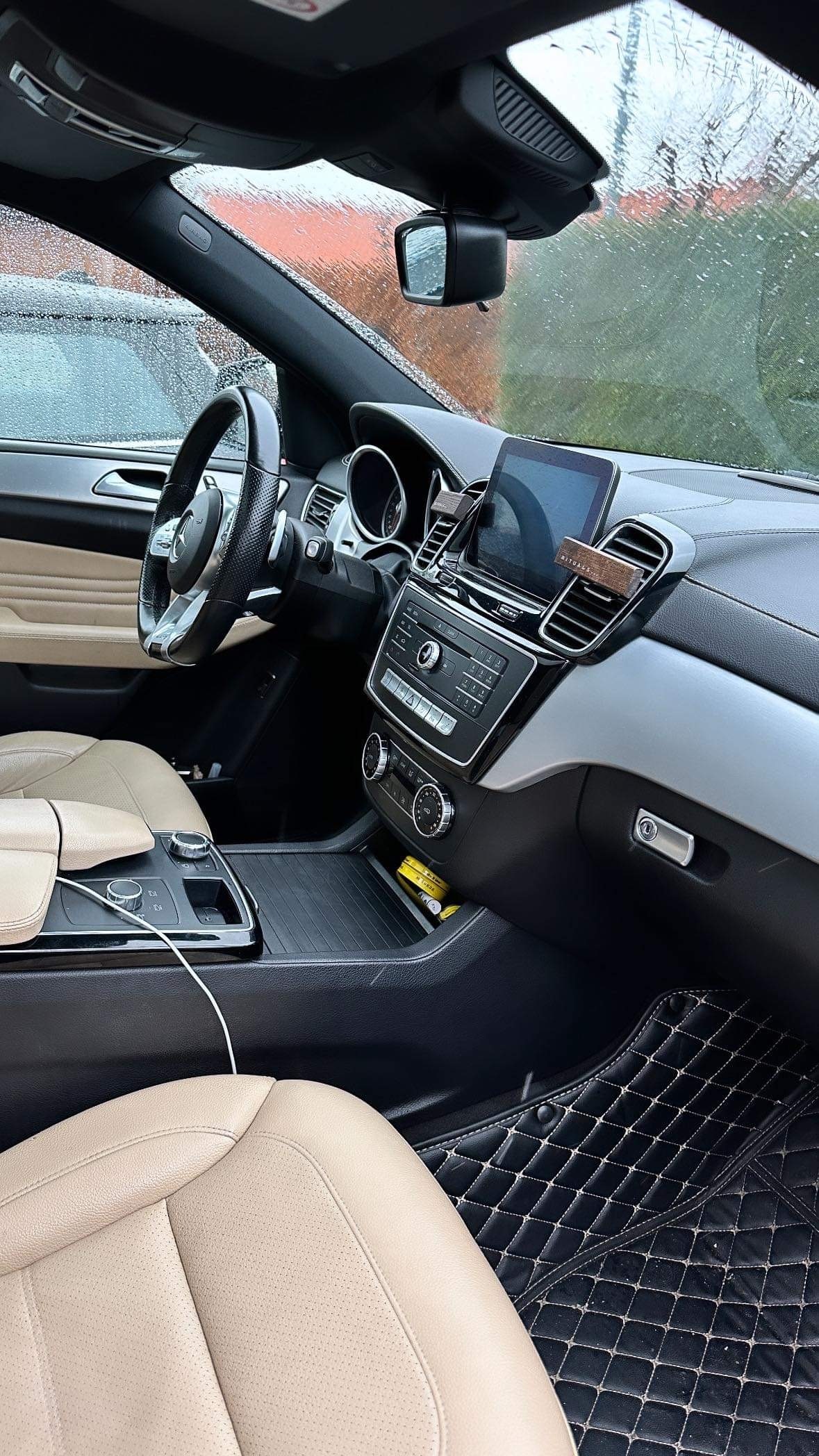 Blå Mercedes GLE fra 2016