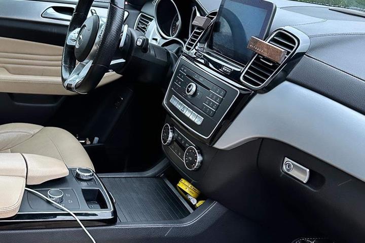 Blå Mercedes GLE fra 2016