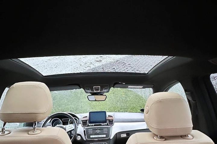 Blå Mercedes GLE fra 2016