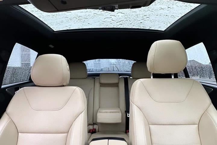Blå Mercedes GLE fra 2016