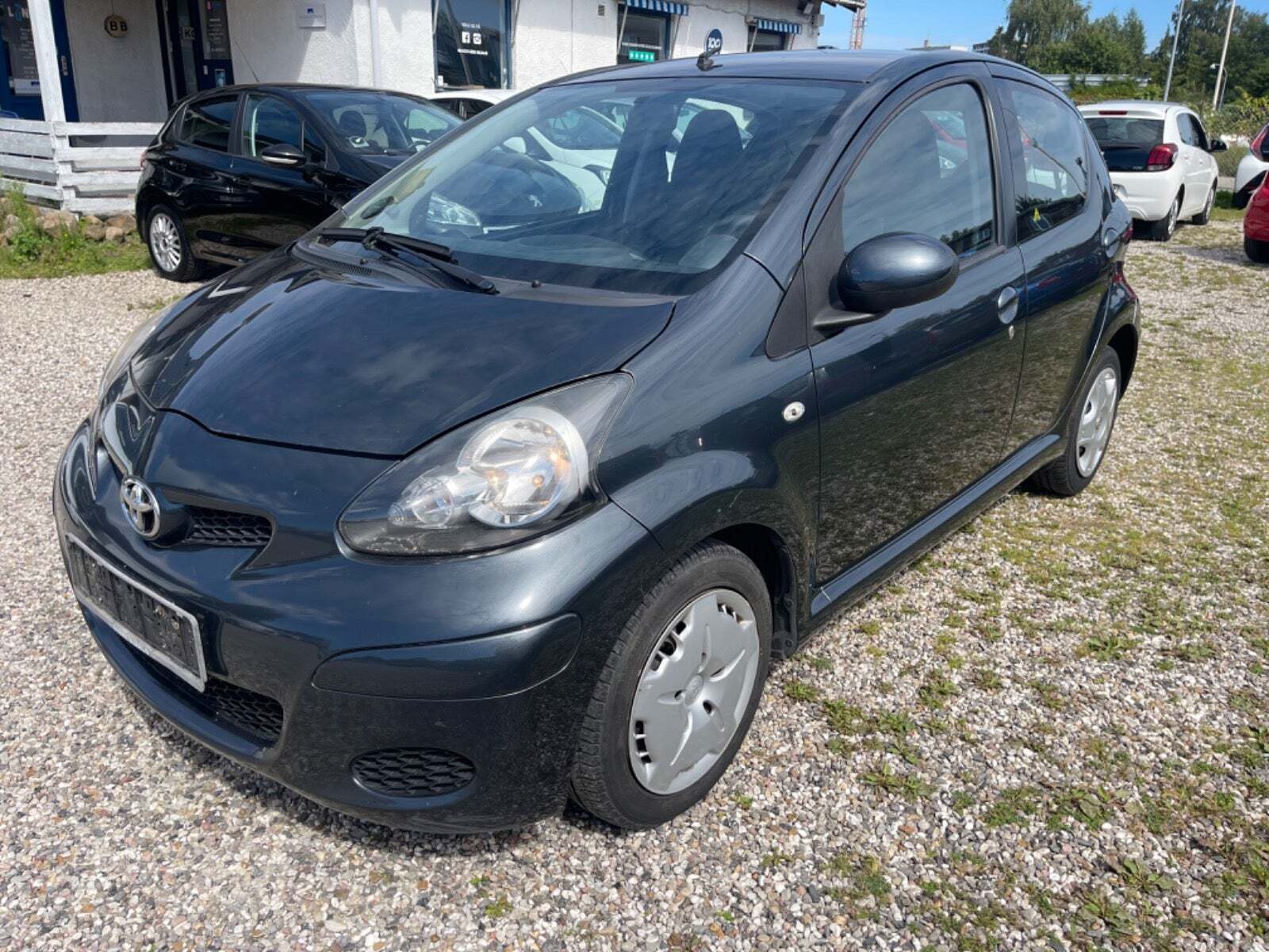 Grå Toyota Aygo fra 2011