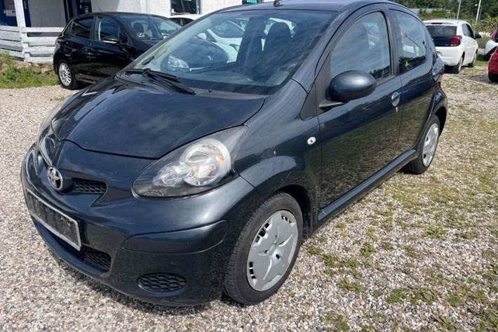 Grå Toyota Aygo fra 2011