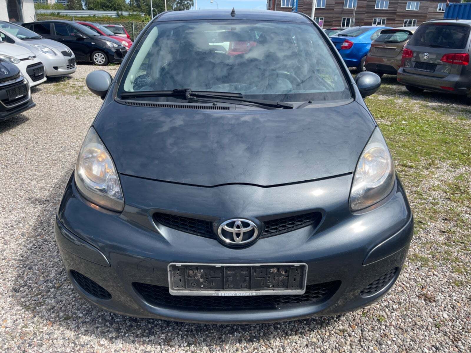 Grå Toyota Aygo fra 2011