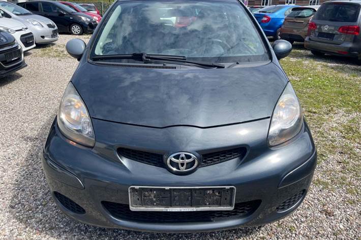 Grå Toyota Aygo fra 2011