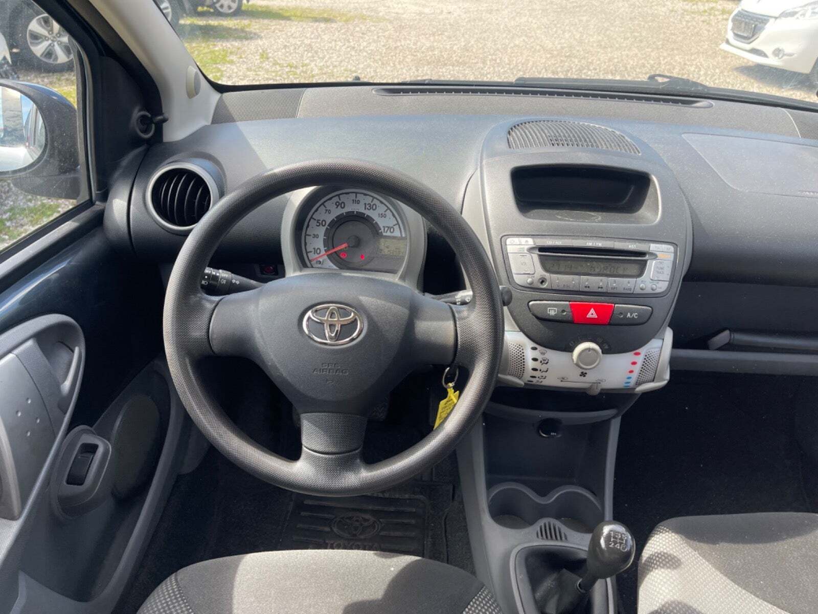 Grå Toyota Aygo fra 2011