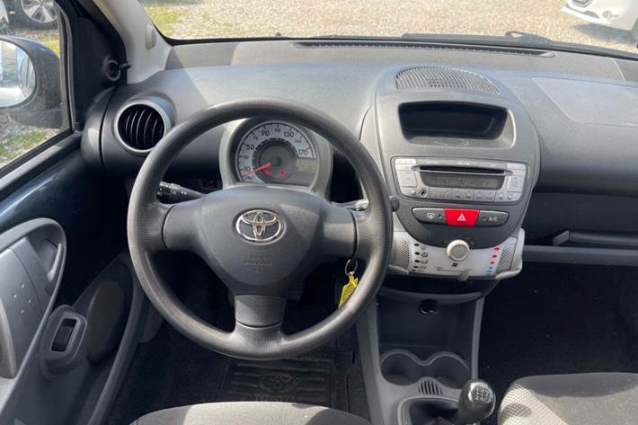 Grå Toyota Aygo fra 2011