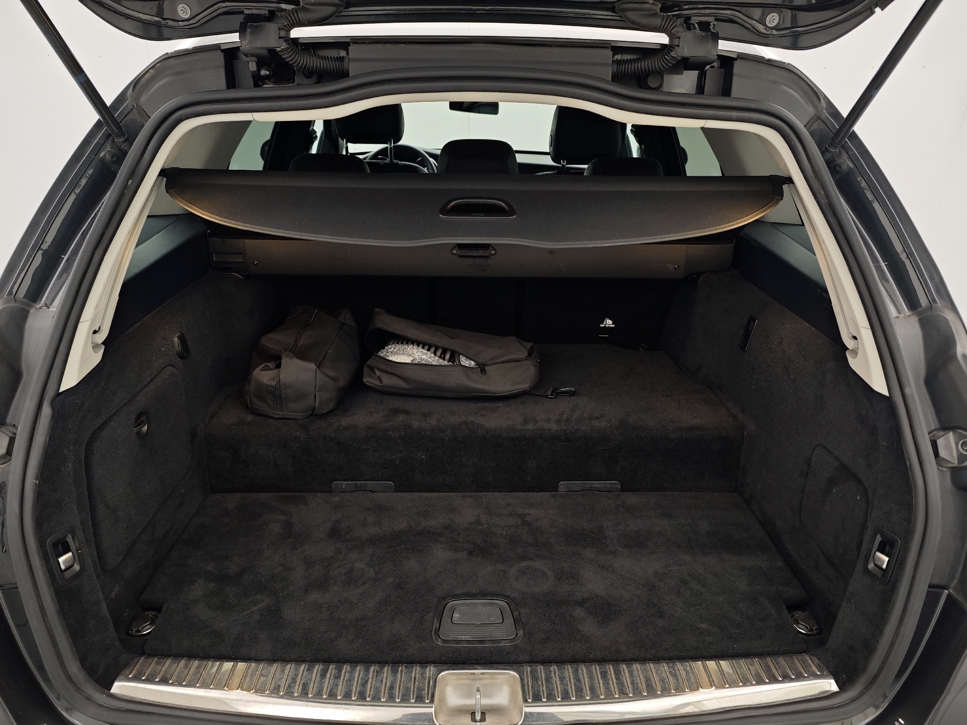 Grå Mercedes C300 de fra 2020