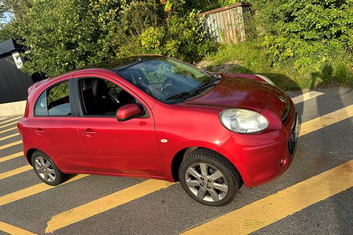 Rød Nissan Micra fra 2012
