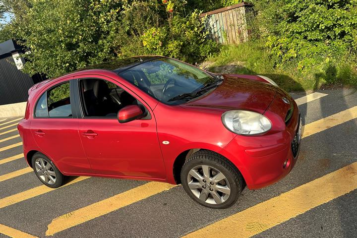 Rød Nissan Micra fra 2012