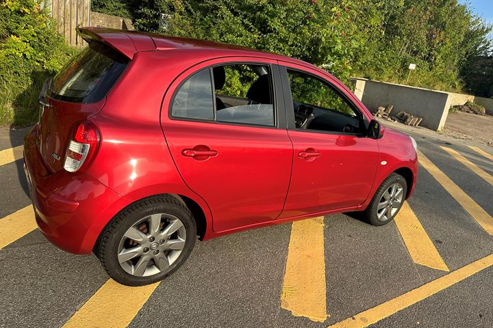 Rød Nissan Micra fra 2012