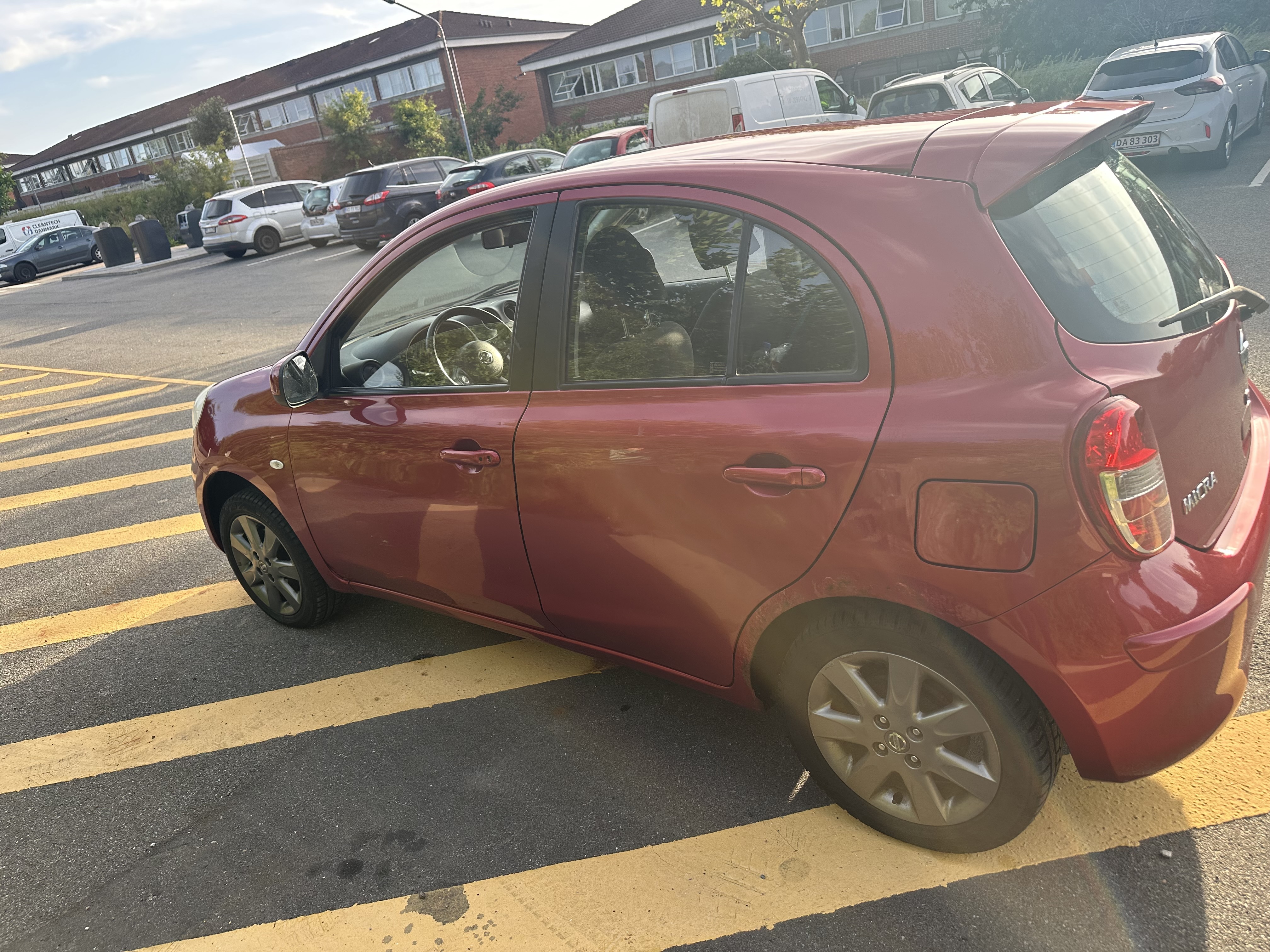 Rød Nissan Micra fra 2012