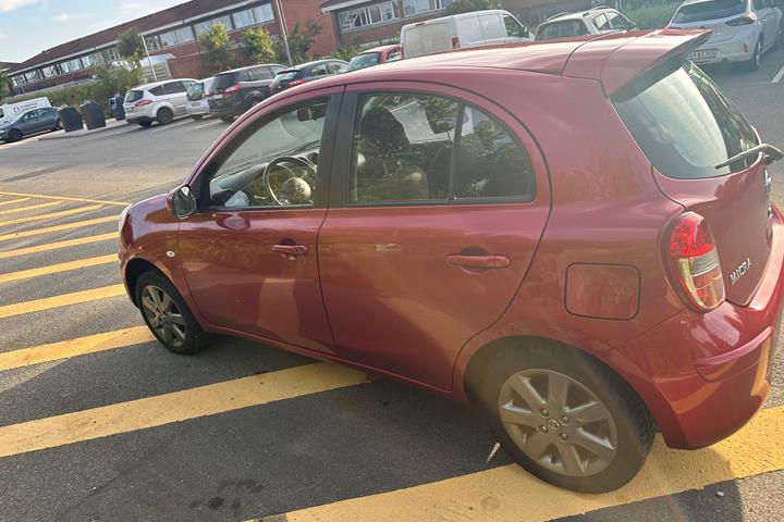 Rød Nissan Micra fra 2012