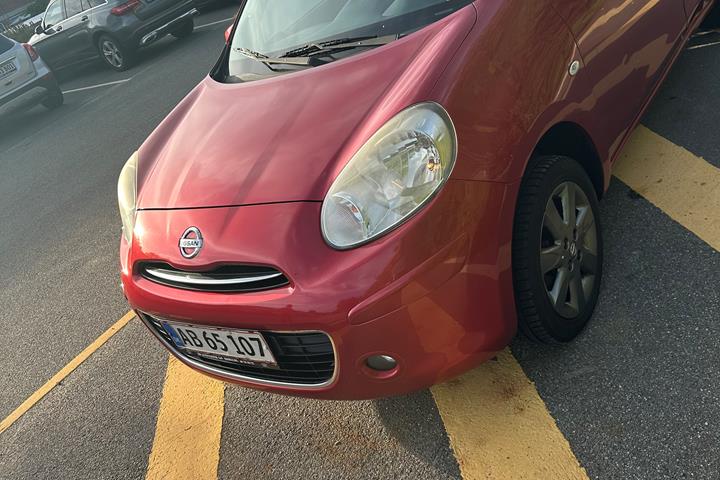 Rød Nissan Micra fra 2012