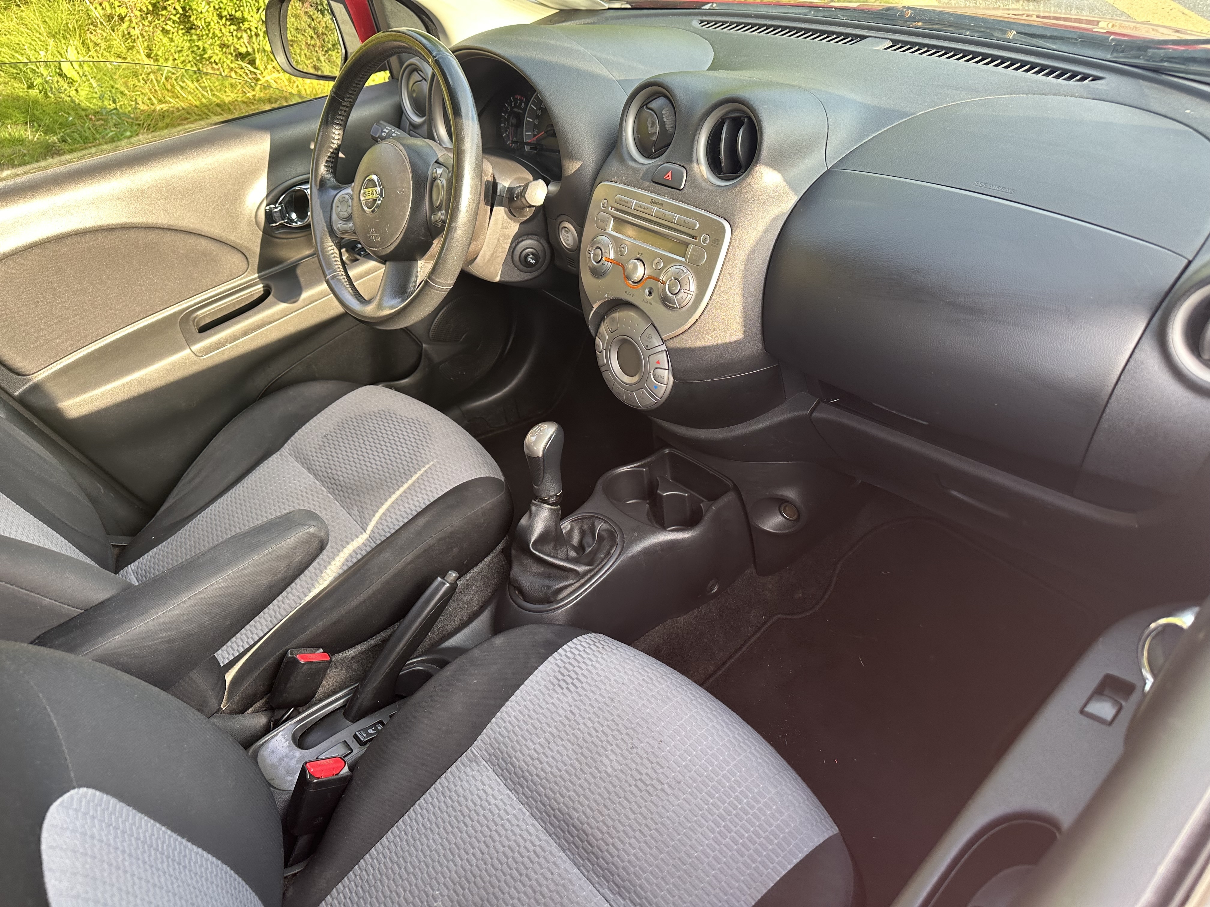 Rød Nissan Micra fra 2012