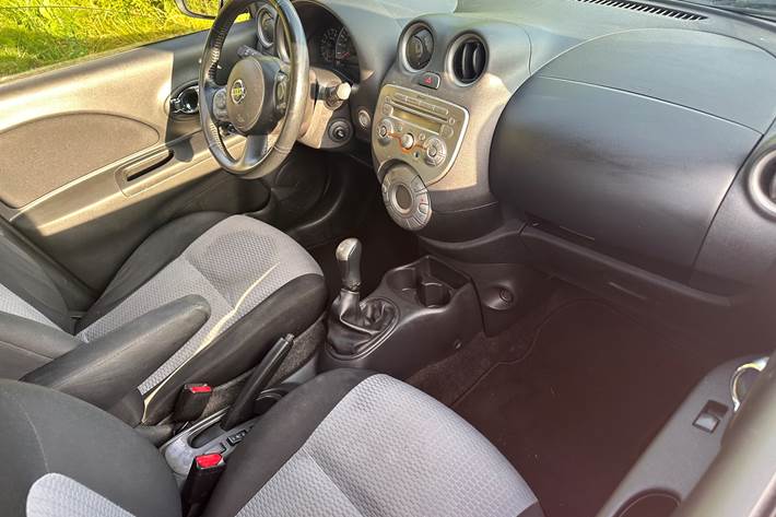 Rød Nissan Micra fra 2012