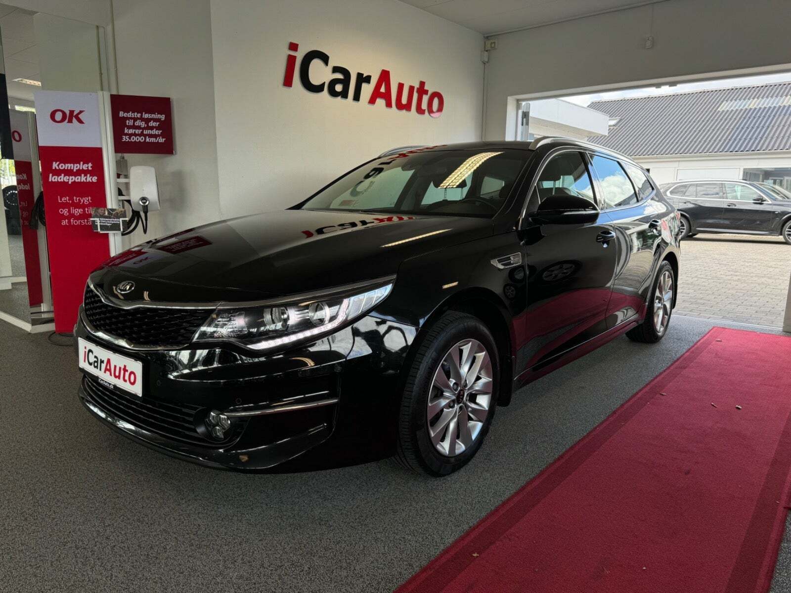 Sort Kia Optima fra 2017 set udefra