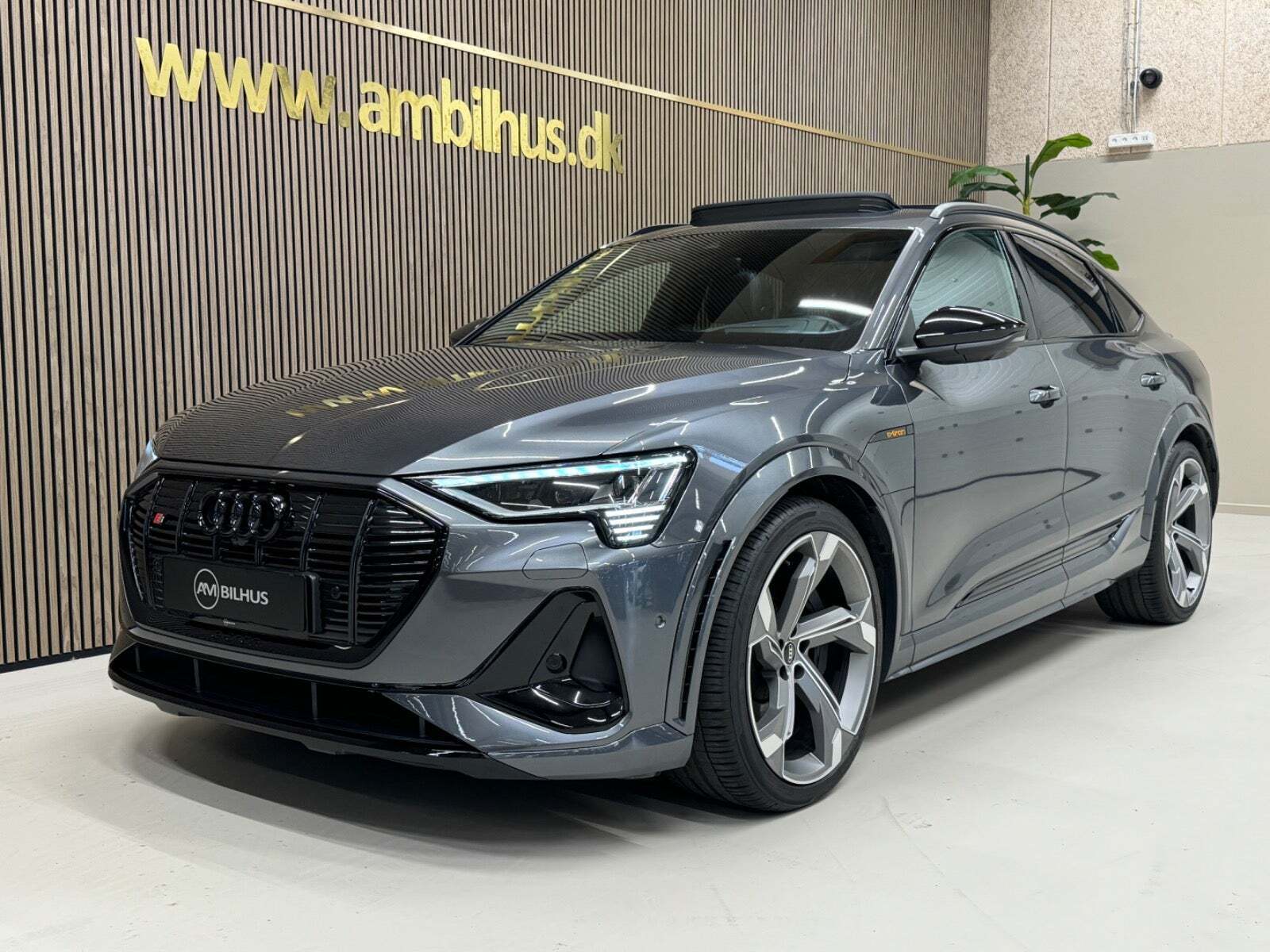 Grå Audi e-tron S fra 2022 set udefra