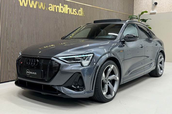 Grå Audi e-tron S fra 2022 set udefra