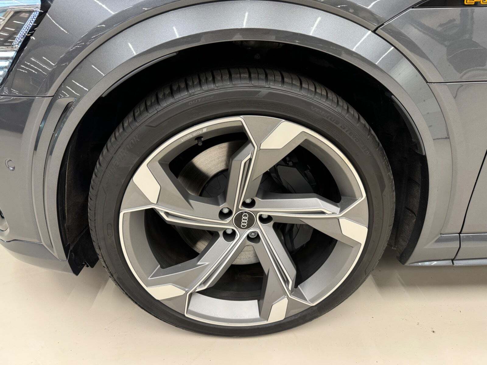 Grå Audi e-tron S fra 2022