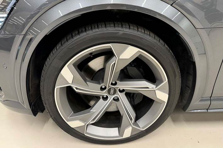 Grå Audi e-tron S fra 2022