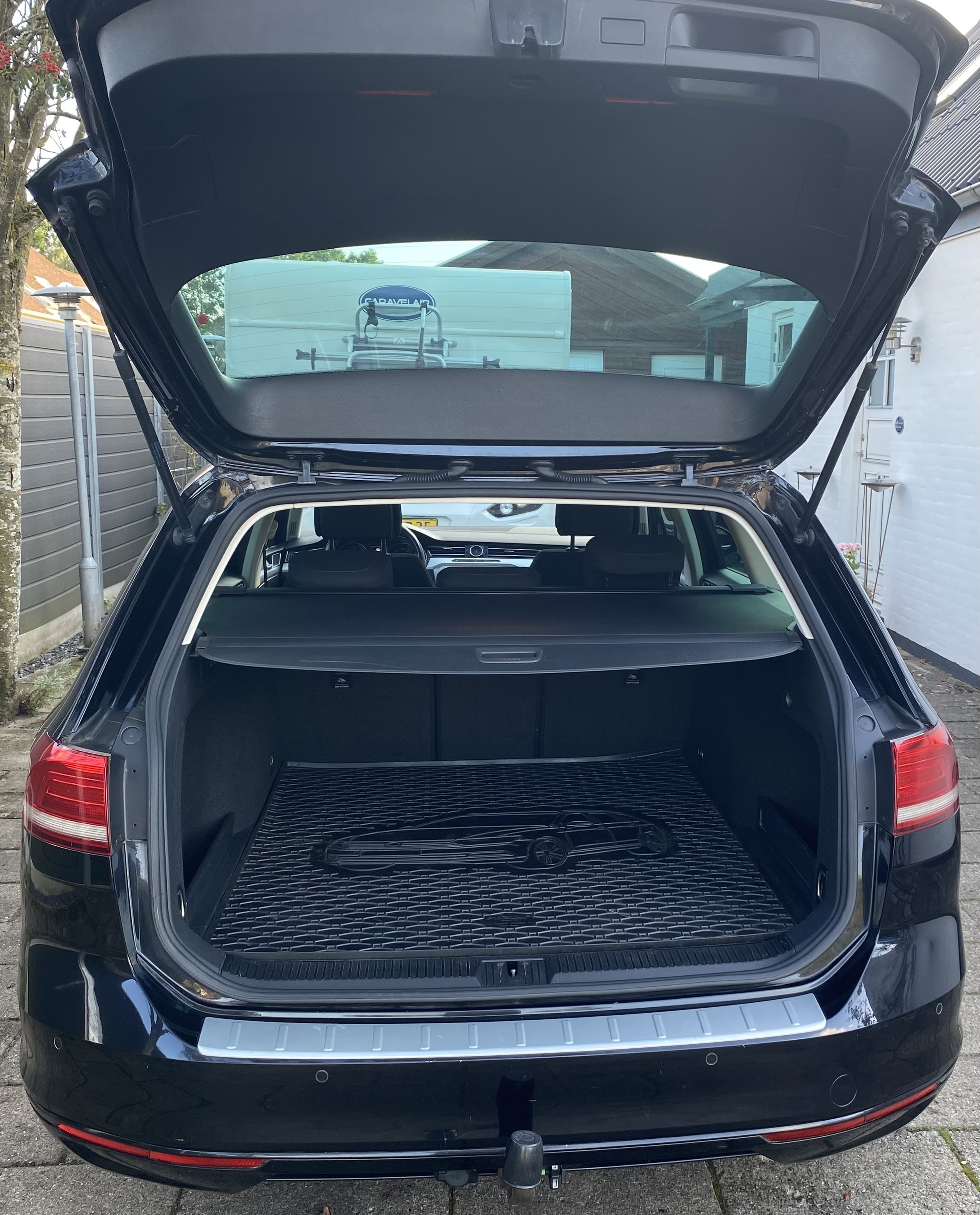 Sort VW Passat fra 2016