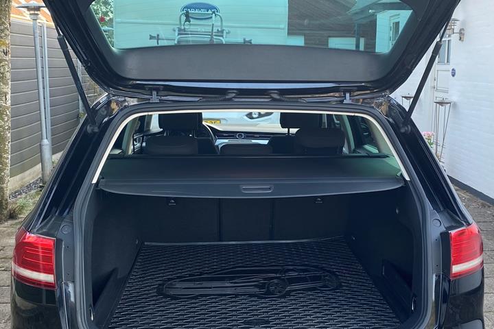 Sort VW Passat fra 2016