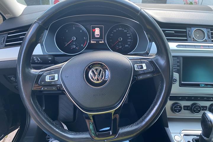 Sort VW Passat fra 2016