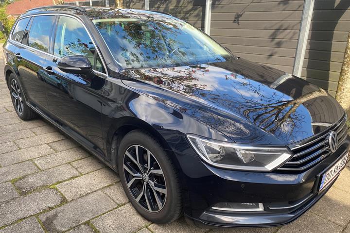 Sort VW Passat fra 2016