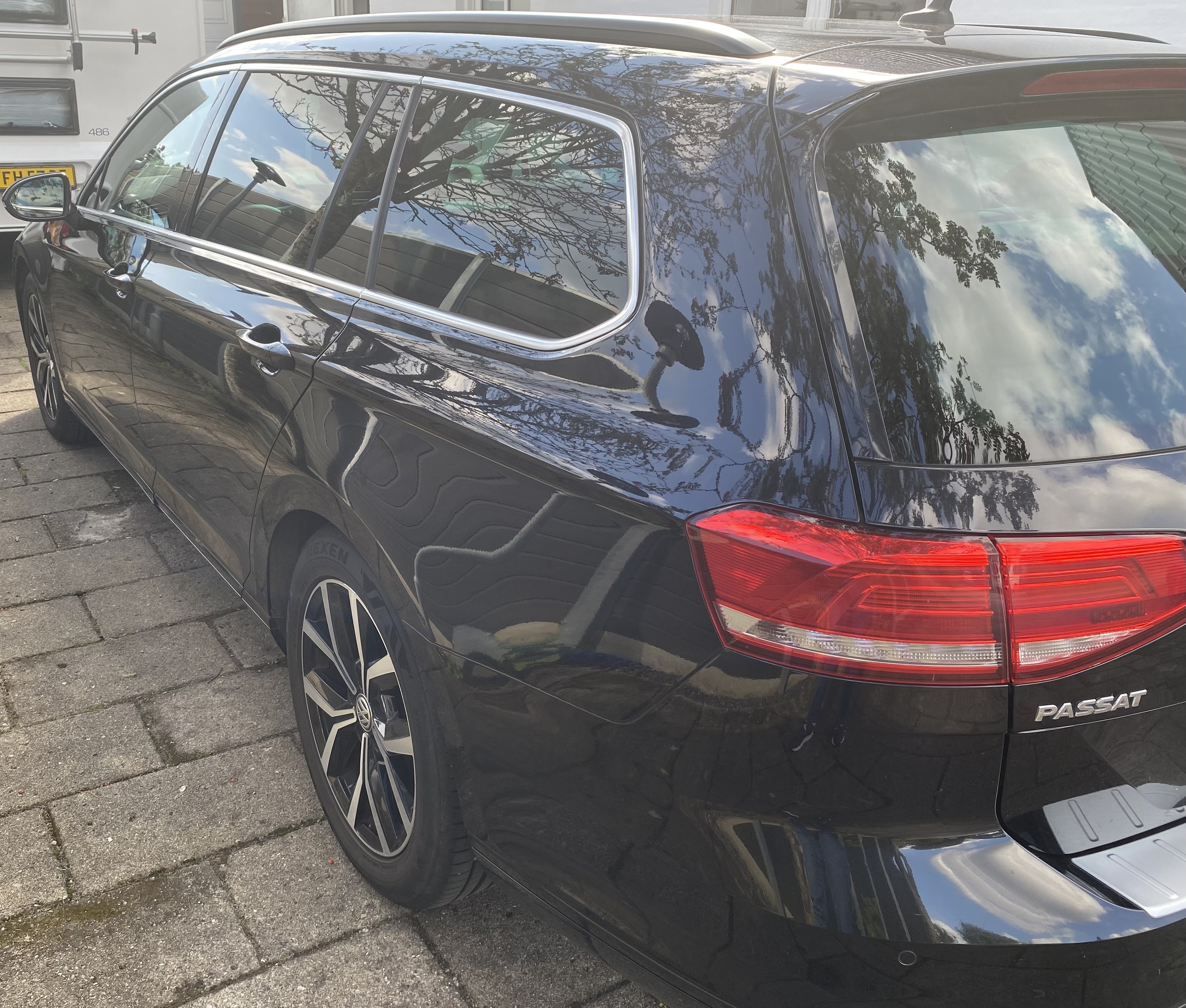 Sort VW Passat fra 2016