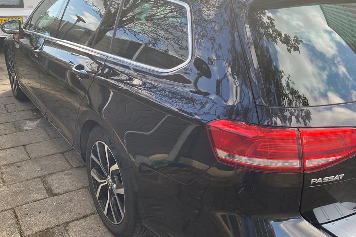 Sort VW Passat fra 2016