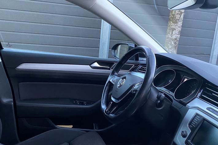 Sort VW Passat fra 2016