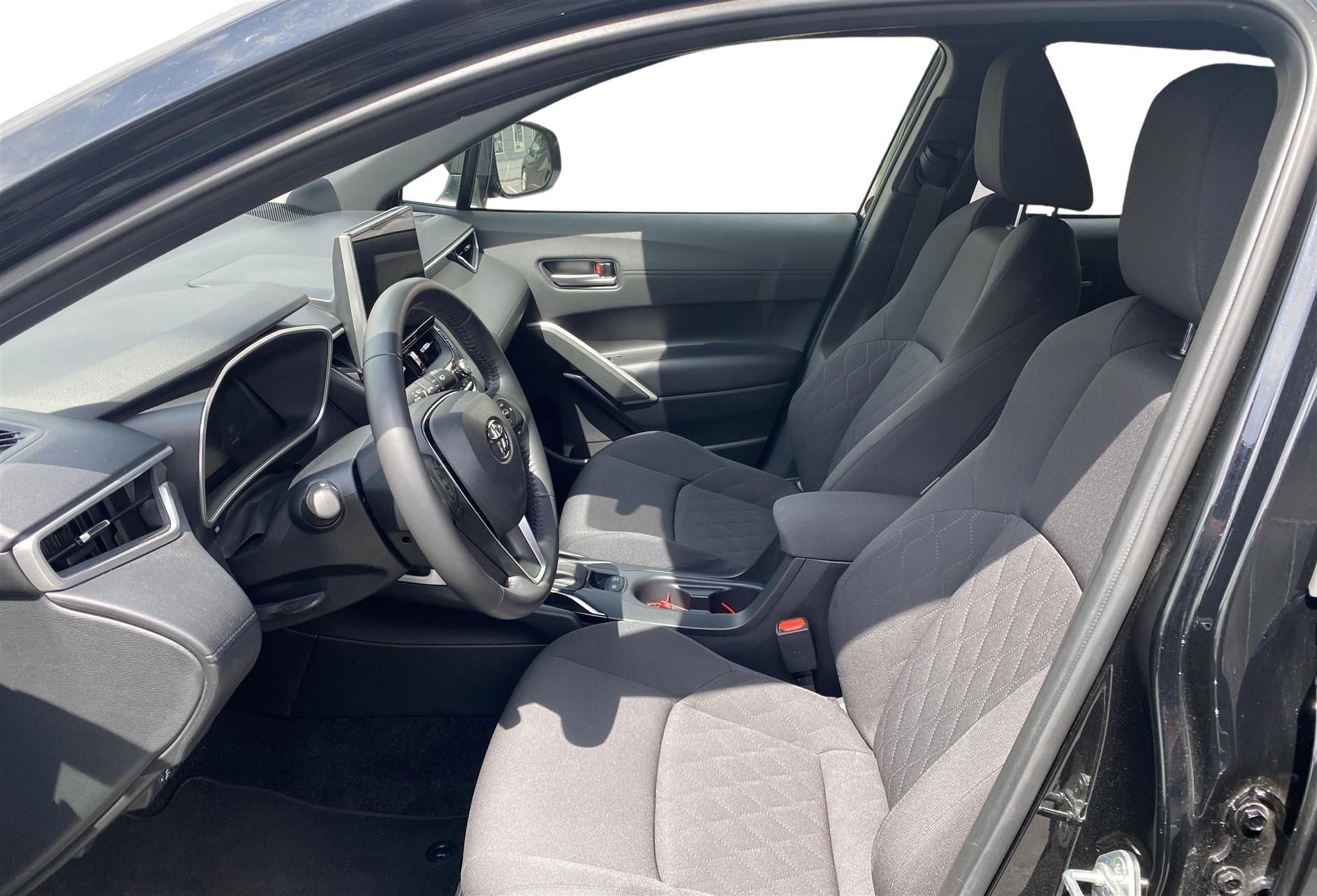 Sort Toyota Corolla Cross fra 2023 set indefra