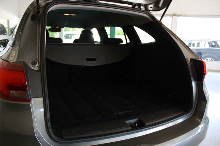 Grå Opel Astra fra 2020