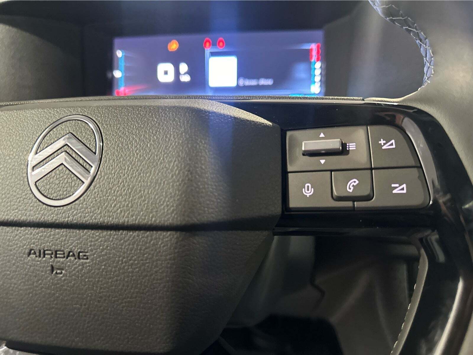 Hvid Citroën Jumpy fra 2025 set indefra