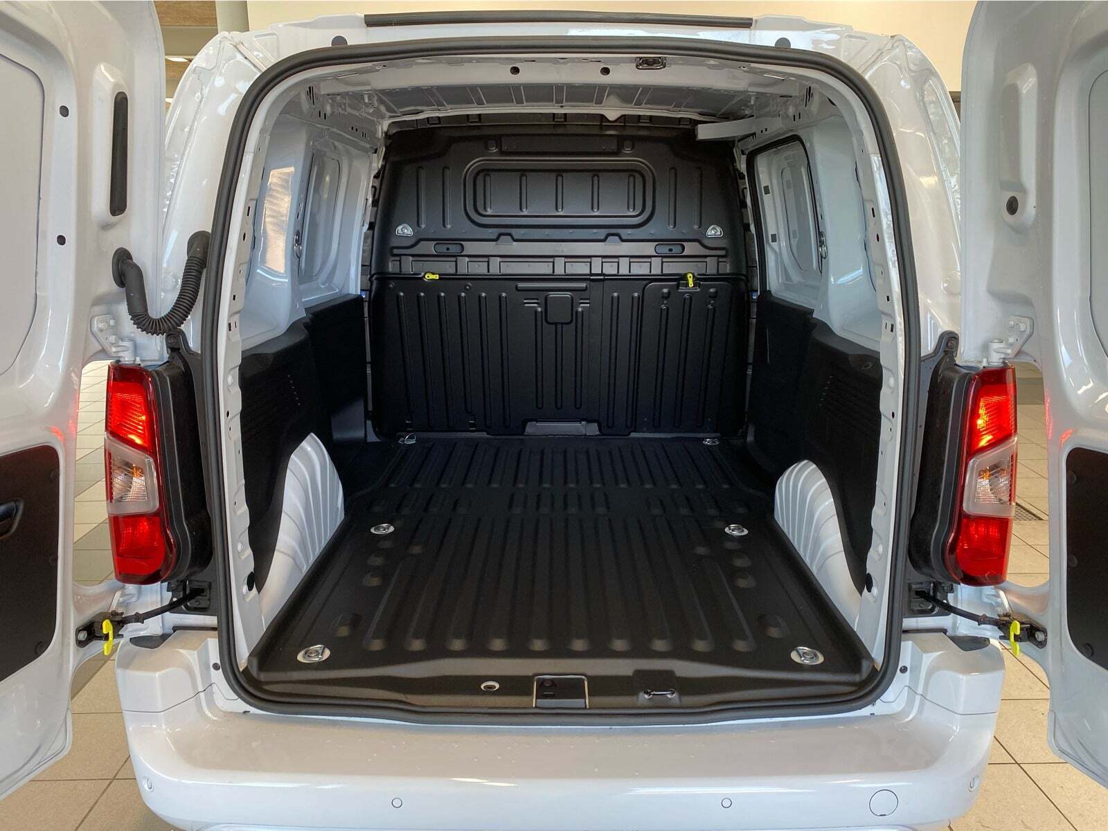 Hvid Opel Combo-e fra 2024