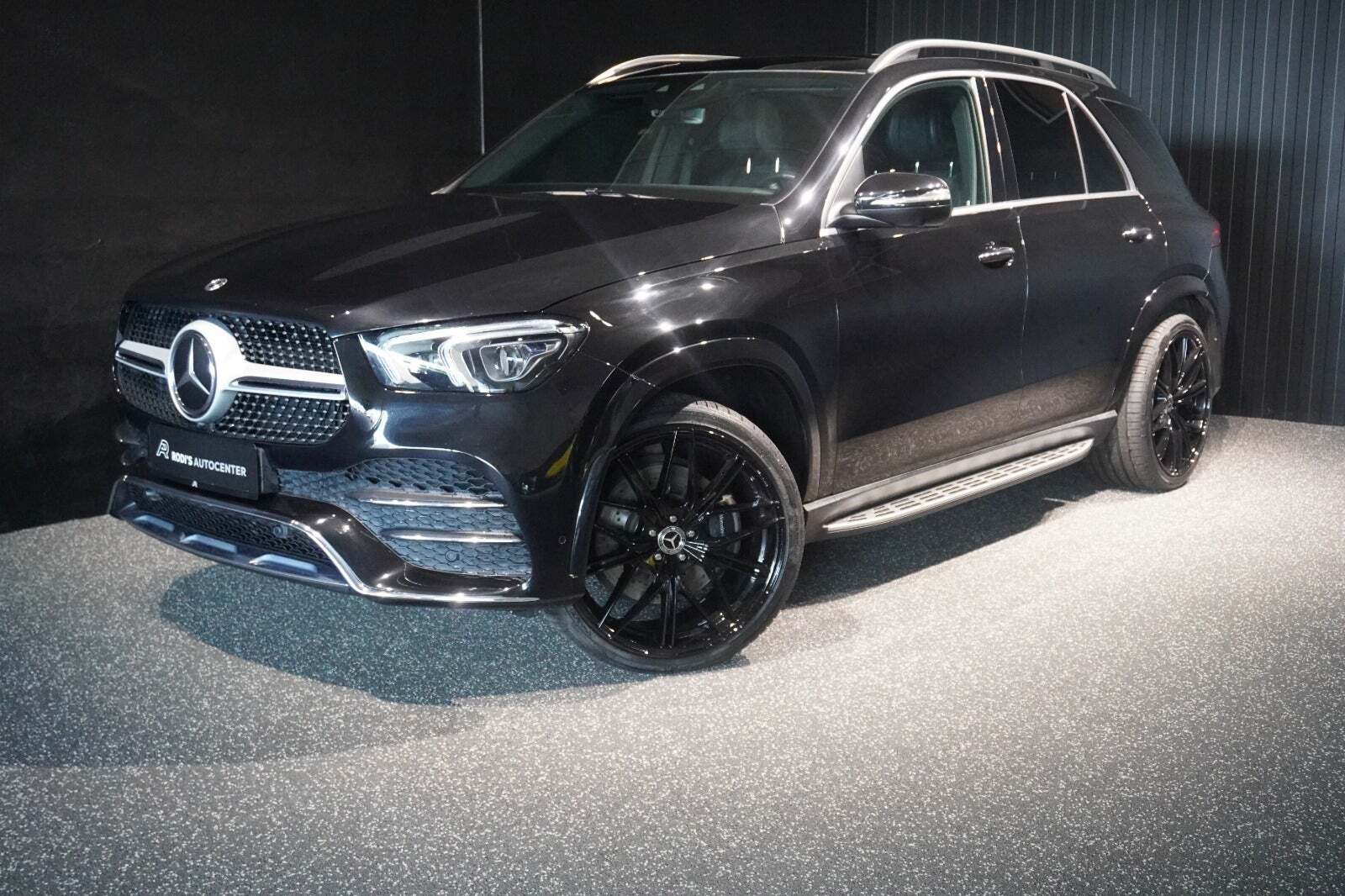 Sort Mercedes GLE400 d fra 2020 set udefra