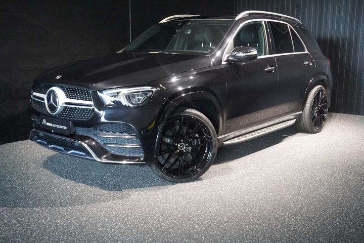 Sort Mercedes GLE400 d fra 2020 set udefra
