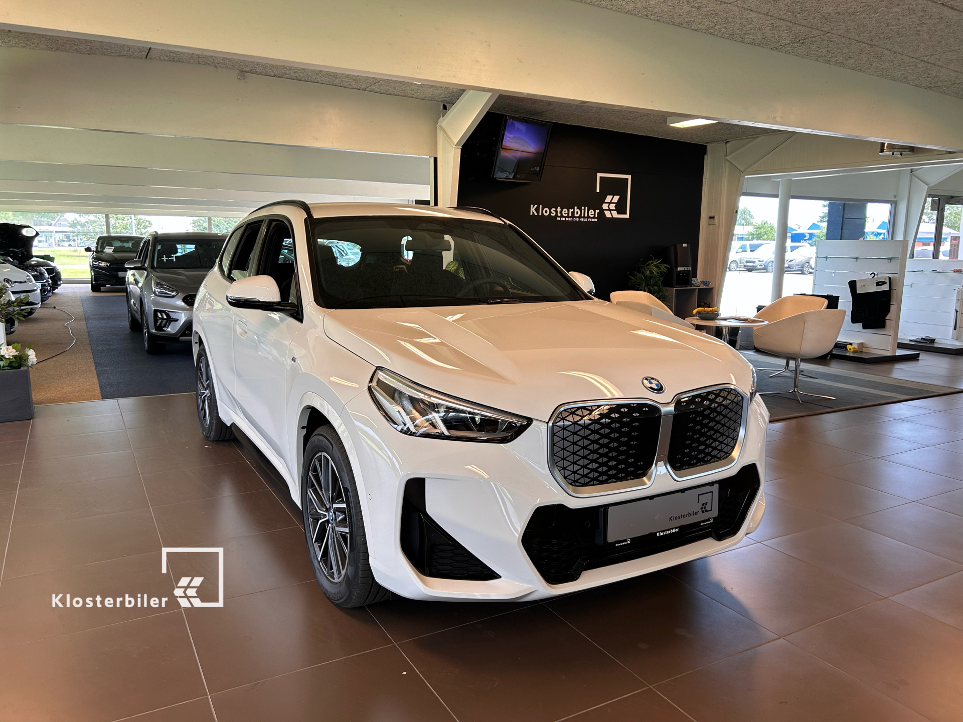 Hvid BMW iX1 fra 2024 set udefra