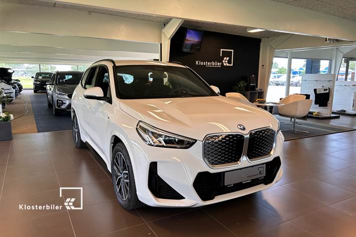 Hvid BMW iX1 fra 2024 set udefra