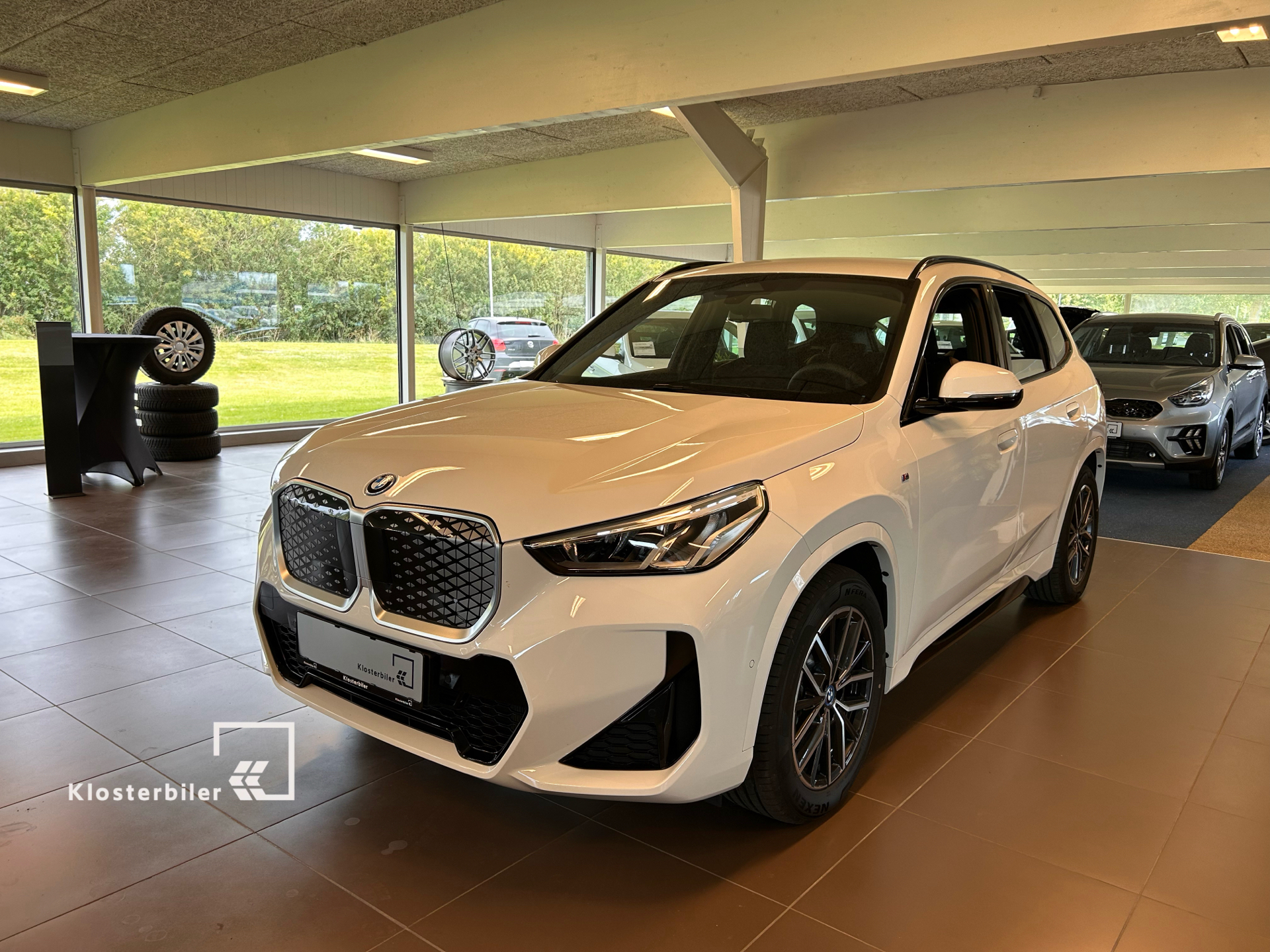 Hvid BMW iX1 fra 2024