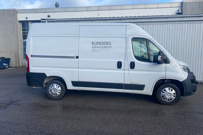 Hvid Opel Movano fra 2022