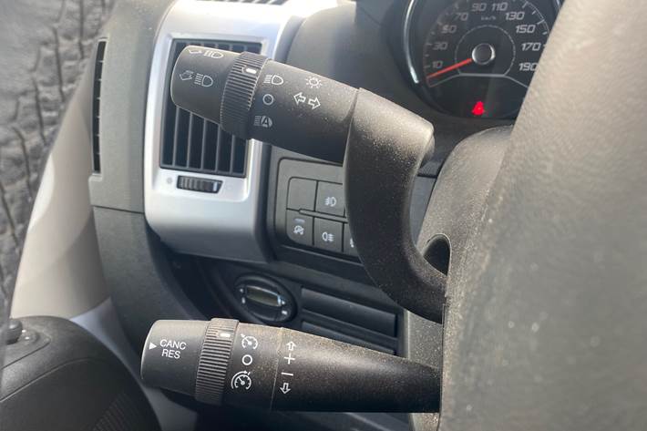 Hvid Opel Movano fra 2022