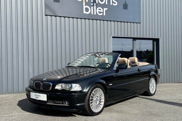 Sort BMW 330Ci fra 2002 set udefra
